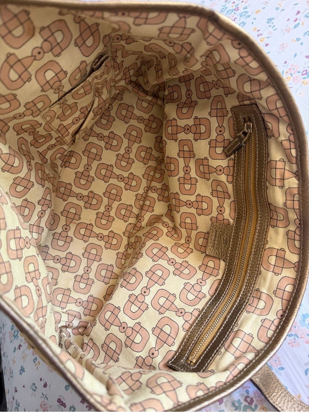 Gucci Tan Brown GG Canvas Tote with Gold Trim - Picture 4 of 11